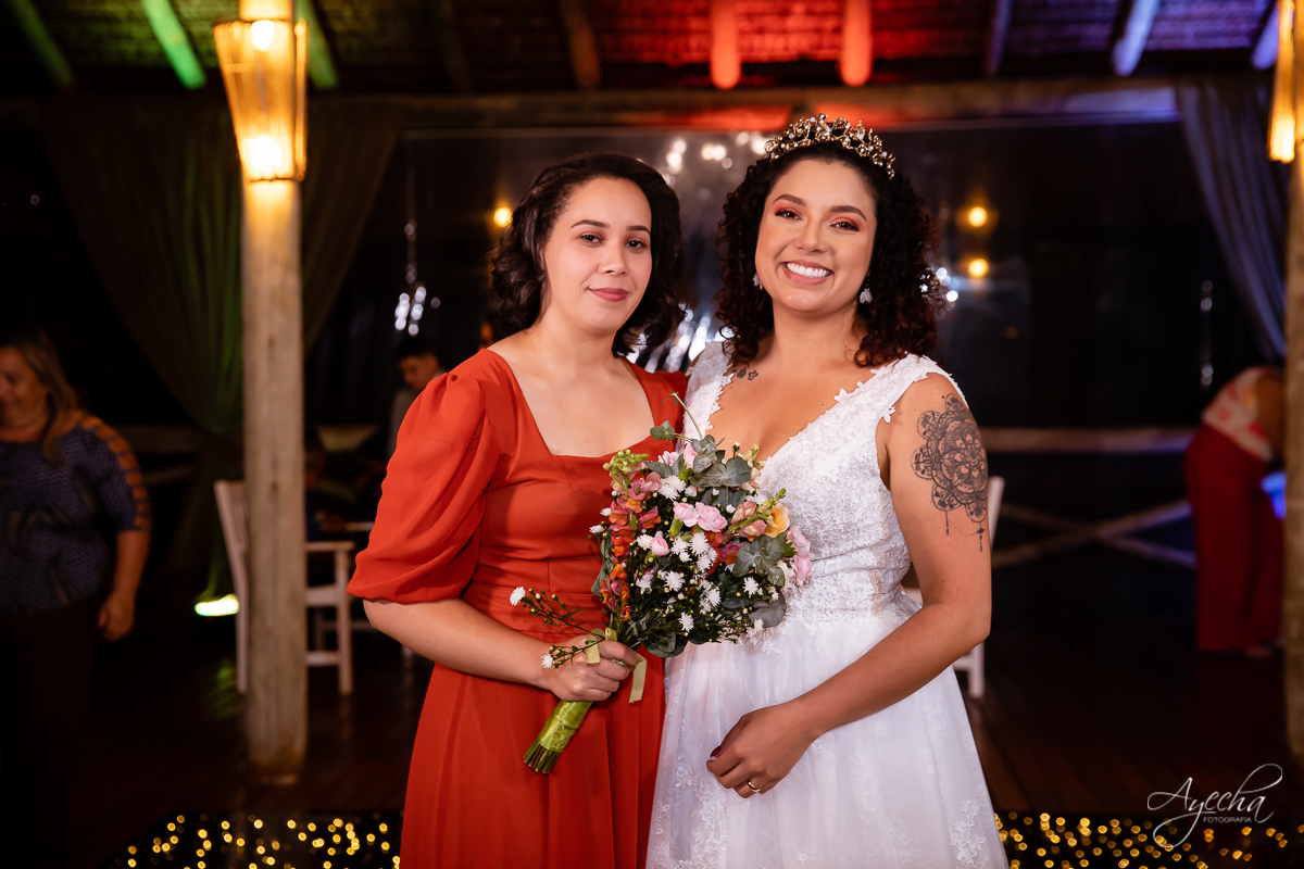 Festa de casamento; Cerimonia ao ar livre; Entrada da noiva; Casamento do sonhos; Casamento em Curitiba; Decoração de casamento; Fotografa de casais; Dia dos noivos; Vestido de noiva; Buquê de noiva;  Deck Bolsi eventos; Casamento Colombo;
