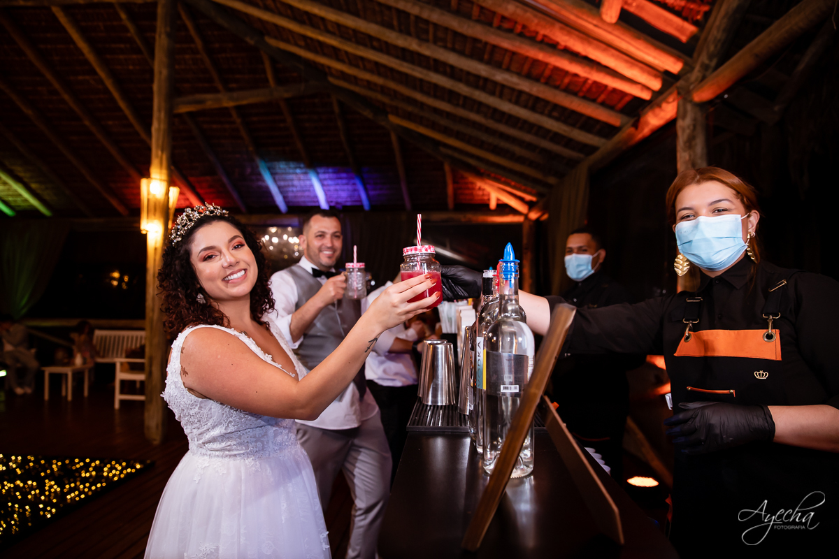 Festa de casamento; Cerimonia ao ar livre; Entrada da noiva; Casamento do sonhos; Casamento em Curitiba; Decoração de casamento; Fotografa de casais; Dia dos noivos; Vestido de noiva; Buquê de noiva;  Deck Bolsi eventos; Casamento Colombo;