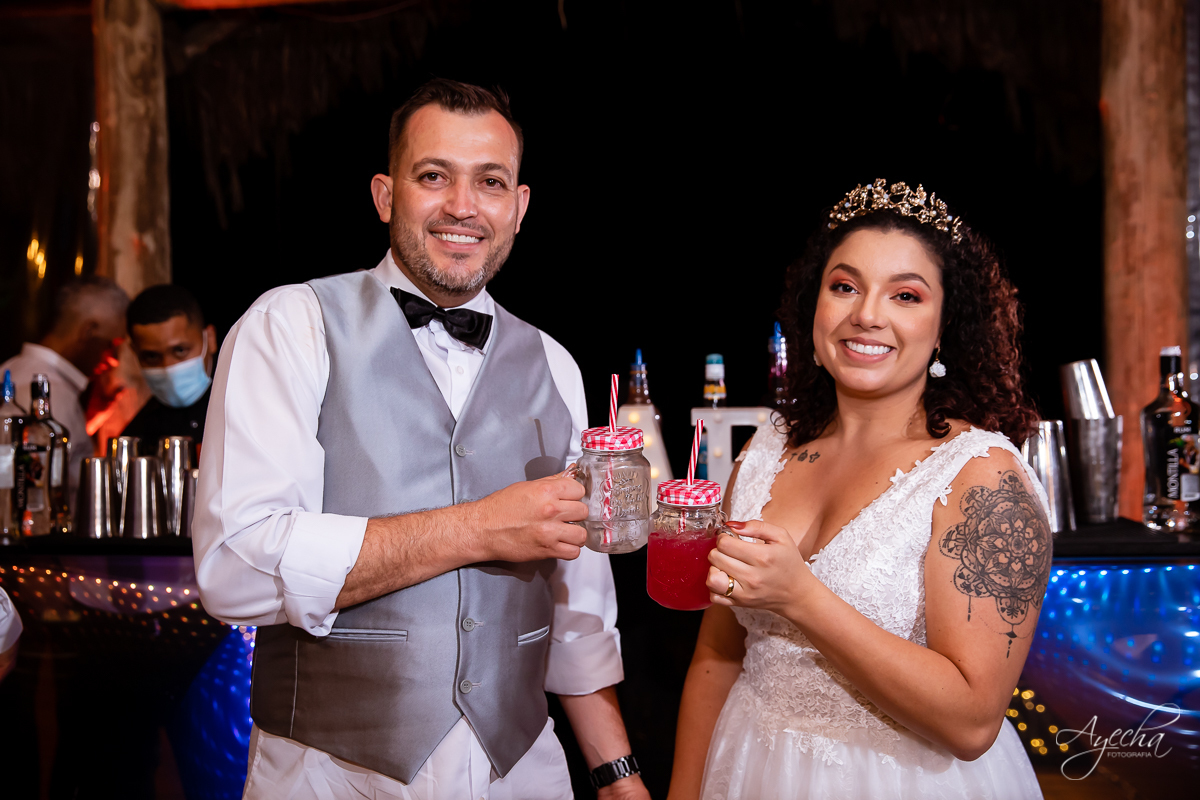 Festa de casamento; Cerimonia ao ar livre; Entrada da noiva; Casamento do sonhos; Casamento em Curitiba; Decoração de casamento; Fotografa de casais; Dia dos noivos; Vestido de noiva; Buquê de noiva;  Deck Bolsi eventos; Casamento Colombo;