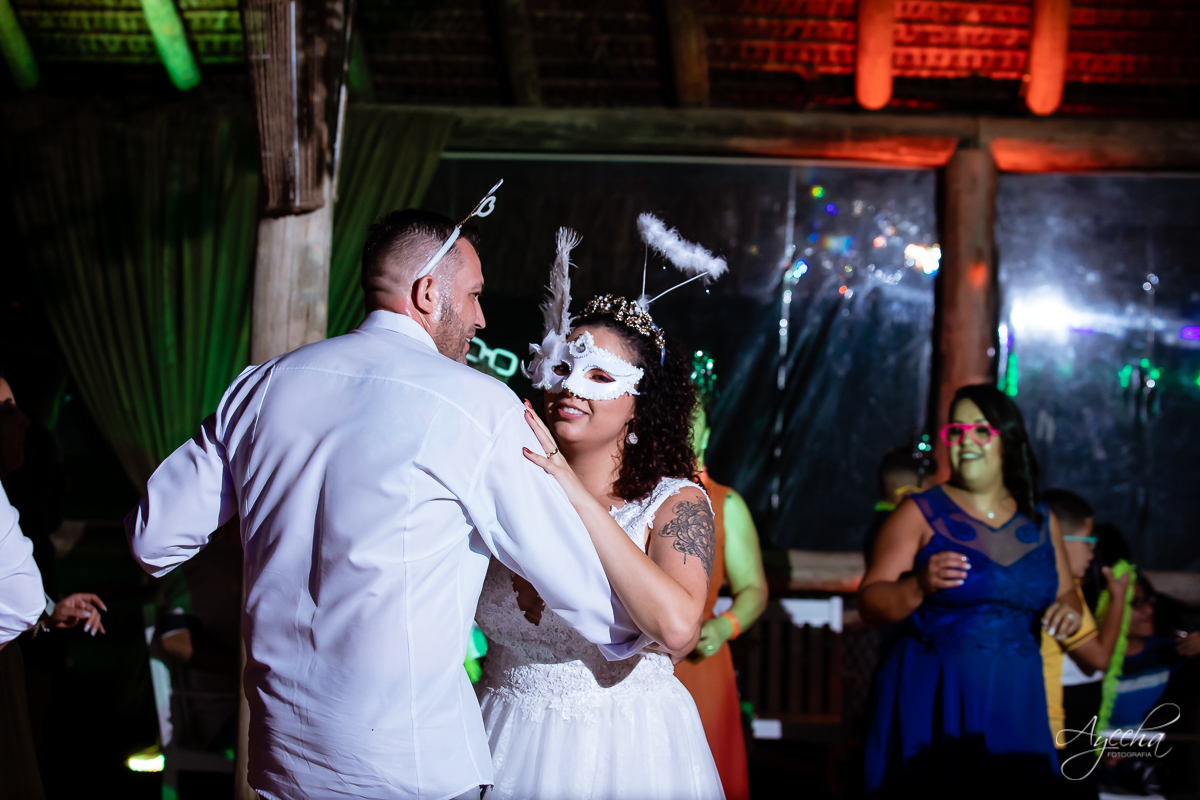 Festa de casamento; Cerimonia ao ar livre; Entrada da noiva; Casamento do sonhos; Casamento em Curitiba; Decoração de casamento; Fotografa de casais; Dia dos noivos; Vestido de noiva; Buquê de noiva;  Deck Bolsi eventos; Casamento Colombo;