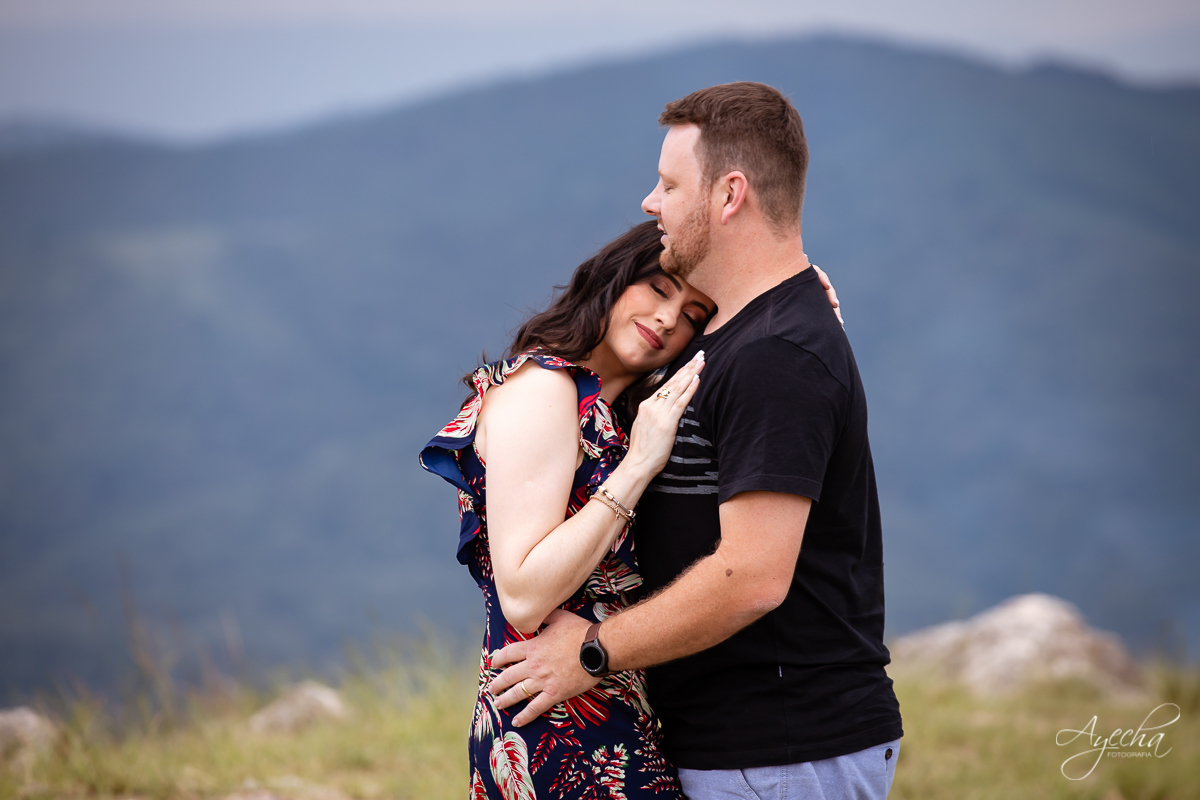 Ensaio de casal; Morro do Cal; Ensaio Campo Largo; Casal Curitiba; Fotografa de casais Curitiba; Fotografa Piraquara; Ensaio romântico; Pré wedding Curitiba; Ensaio pré casamento; Ensaio ao ar livre; Fotografa Curitiba; Inspiração para fotos de casal; 