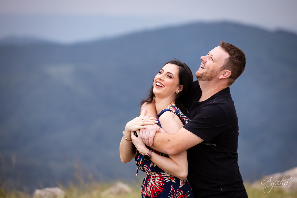 Ensaio de casal; Morro do Cal; Ensaio Campo Largo; Casal Curitiba; Fotografa de casais Curitiba; Fotografa Piraquara; Ensaio romântico; Pré wedding Curitiba; Ensaio pré casamento; Ensaio ao ar livre; Fotografa Curitiba; Inspiração para fotos de casal; 