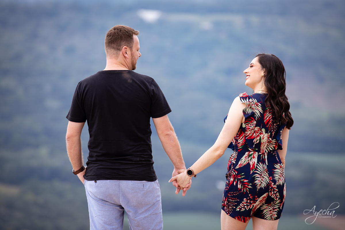 Ensaio de casal; Morro do Cal; Ensaio Campo Largo; Casal Curitiba; Fotografa de casais Curitiba; Fotografa Piraquara; Ensaio romântico; Pré wedding Curitiba; Ensaio pré casamento; Ensaio ao ar livre; Fotografa Curitiba; Inspiração para fotos de casal; 