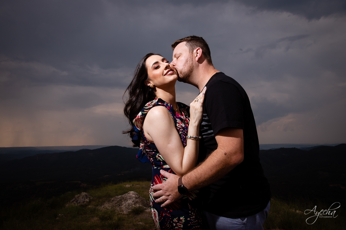 Ensaio de casal; Morro do Cal; Ensaio Campo Largo; Casal Curitiba; Fotografa de casais Curitiba; Fotografa Piraquara; Ensaio romântico; Pré wedding Curitiba; Ensaio pré casamento; Ensaio ao ar livre; Fotografa Curitiba; Inspiração para fotos de casal; 