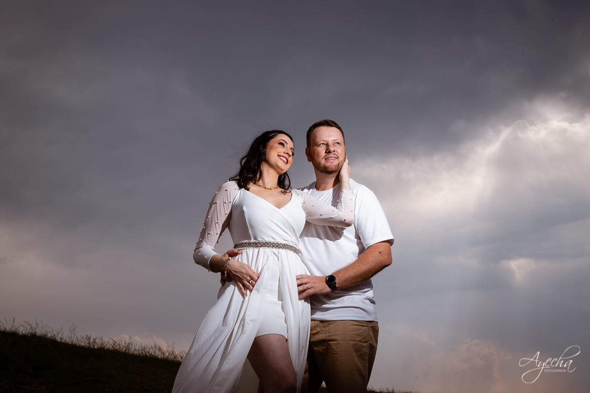 Ensaio de casal; Morro do Cal; Ensaio Campo Largo; Casal Curitiba; Fotografa de casais Curitiba; Fotografa Piraquara; Ensaio romântico; Pré wedding Curitiba; Ensaio pré casamento; Ensaio ao ar livre; Fotografa Curitiba; Inspiração para fotos de casal; 