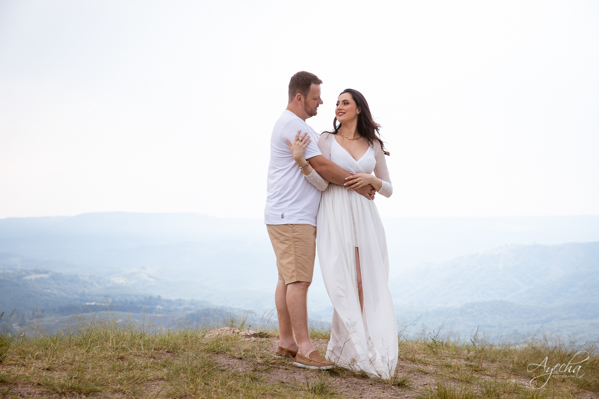 Ensaio de casal; Morro do Cal; Ensaio Campo Largo; Casal Curitiba; Fotografa de casais Curitiba; Fotografa Piraquara; Ensaio romântico; Pré wedding Curitiba; Ensaio pré casamento; Ensaio ao ar livre; Fotografa Curitiba; Inspiração para fotos de casal; 