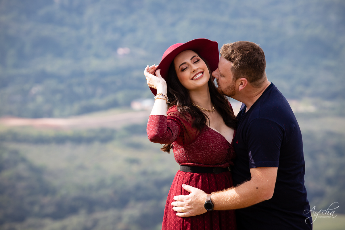 Ensaio de casal; Morro do Cal; Ensaio Campo Largo; Casal Curitiba; Fotografa de casais Curitiba; Fotografa Piraquara; Ensaio romântico; Pré wedding Curitiba; Ensaio pré casamento; Ensaio ao ar livre; Fotografa Curitiba; Inspiração para fotos de casal; 
