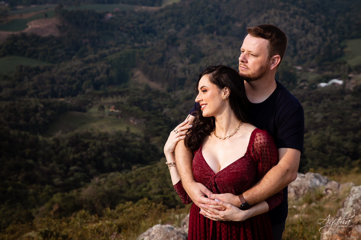 Ensaio de casal; Morro do Cal; Ensaio Campo Largo; Casal Curitiba; Fotografa de casais Curitiba; Fotografa Piraquara; Ensaio romântico; Pré wedding Curitiba; Ensaio pré casamento; Ensaio ao ar livre; Fotografa Curitiba; Inspiração para fotos de casal; 