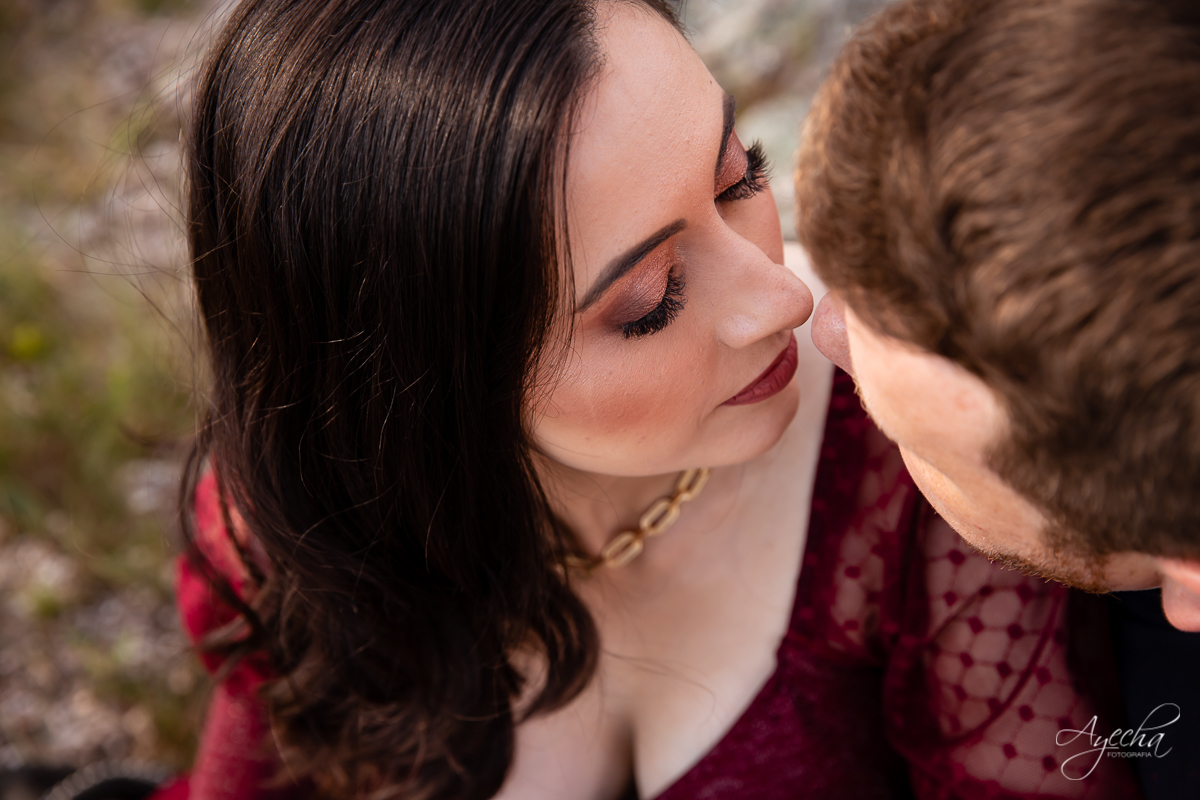 Ensaio de casal; Morro do Cal; Ensaio Campo Largo; Casal Curitiba; Fotografa de casais Curitiba; Fotografa Piraquara; Ensaio romântico; Pré wedding Curitiba; Ensaio pré casamento; Ensaio ao ar livre; Fotografa Curitiba; Inspiração para fotos de casal; 