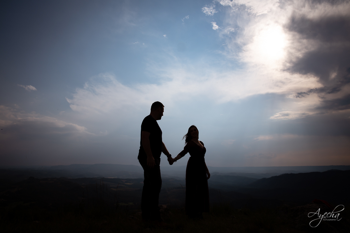Ensaio de casal; Morro do Cal; Ensaio Campo Largo; Casal Curitiba; Fotografa de casais Curitiba; Fotografa Piraquara; Ensaio romântico; Pré wedding Curitiba; Ensaio pré casamento; Ensaio ao ar livre; Fotografa Curitiba; Inspiração para fotos de casal; 