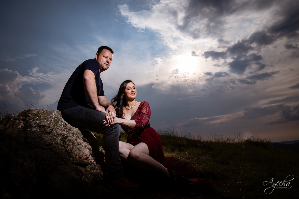 Ensaio de casal; Morro do Cal; Ensaio Campo Largo; Casal Curitiba; Fotografa de casais Curitiba; Fotografa Piraquara; Ensaio romântico; Pré wedding Curitiba; Ensaio pré casamento; Ensaio ao ar livre; Fotografa Curitiba; Inspiração para fotos de casal; 