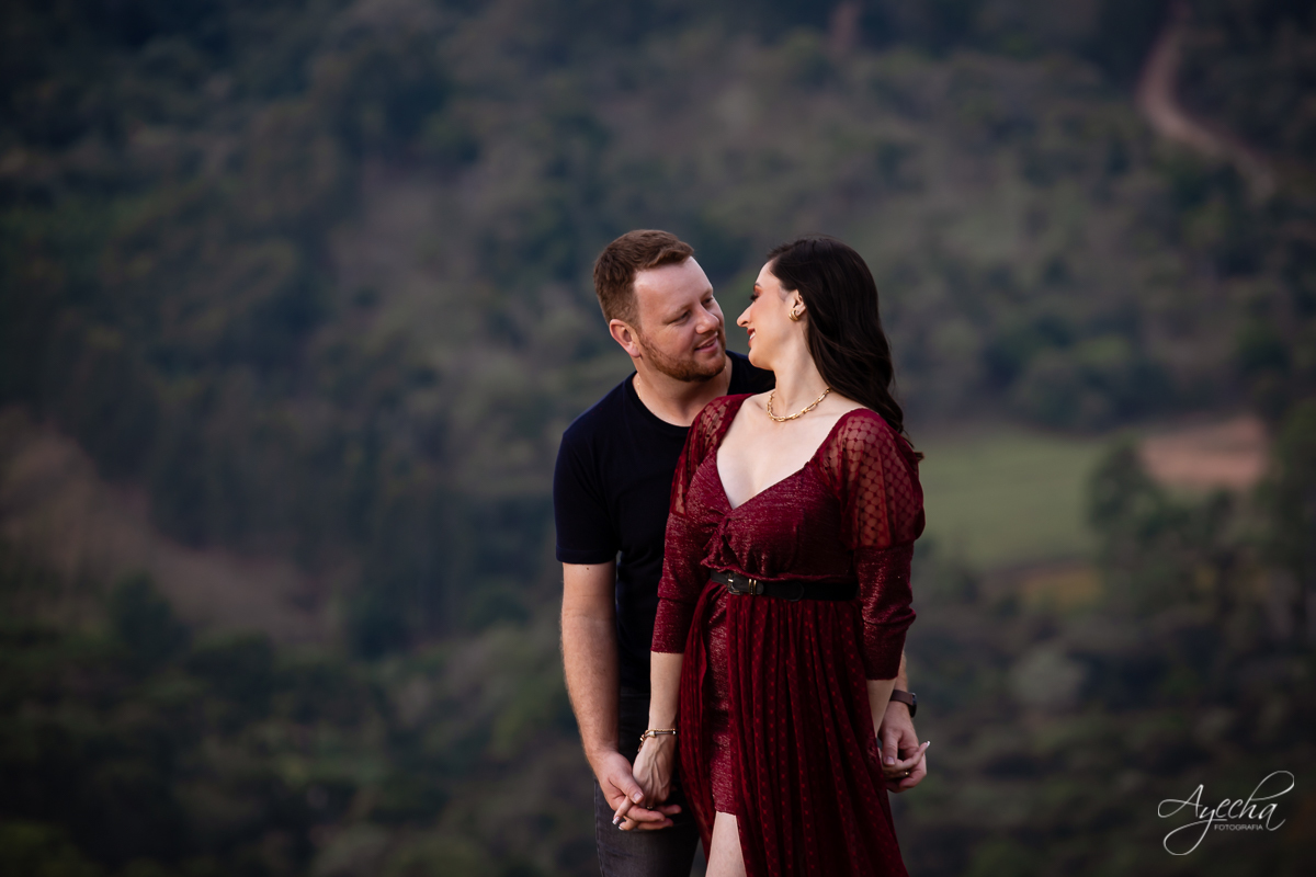 Ensaio de casal; Morro do Cal; Ensaio Campo Largo; Casal Curitiba; Fotografa de casais Curitiba; Fotografa Piraquara; Ensaio romântico; Pré wedding Curitiba; Ensaio pré casamento; Ensaio ao ar livre; Fotografa Curitiba; Inspiração para fotos de casal; 