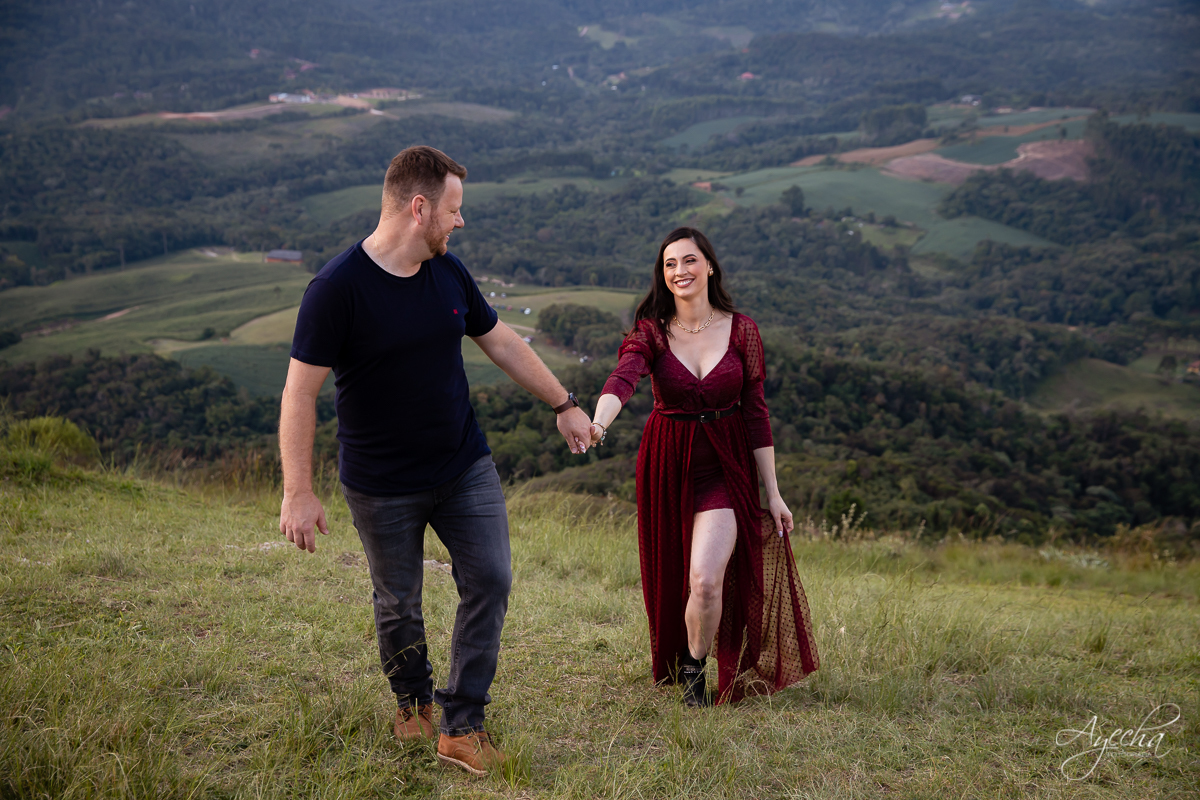 Ensaio de casal; Morro do Cal; Ensaio Campo Largo; Casal Curitiba; Fotografa de casais Curitiba; Fotografa Piraquara; Ensaio romântico; Pré wedding Curitiba; Ensaio pré casamento; Ensaio ao ar livre; Fotografa Curitiba; Inspiração para fotos de casal; 
