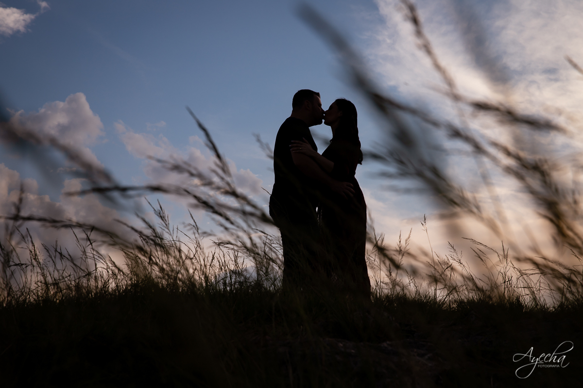 Ensaio de casal; Morro do Cal; Ensaio Campo Largo; Casal Curitiba; Fotografa de casais Curitiba; Fotografa Piraquara; Ensaio romântico; Pré wedding Curitiba; Ensaio pré casamento; Ensaio ao ar livre; Fotografa Curitiba; Inspiração para fotos de casal; 