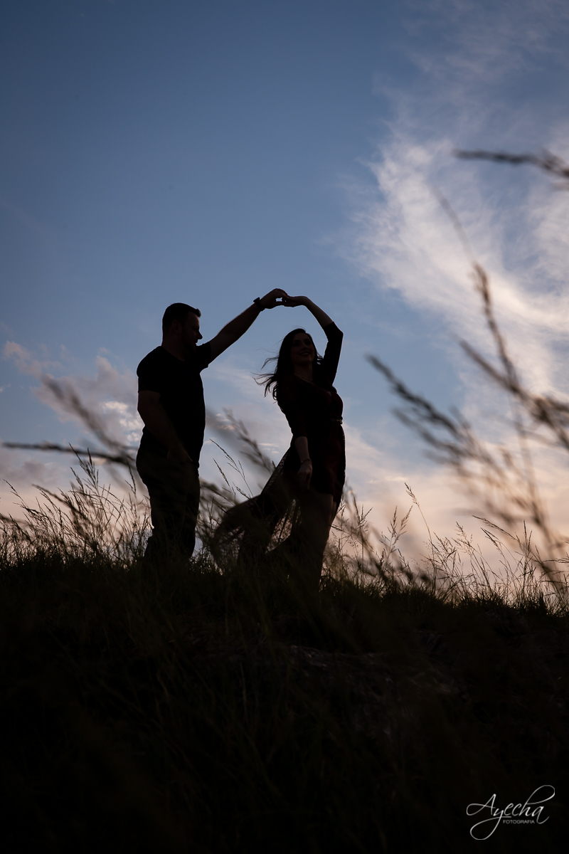 Ensaio de casal; Morro do Cal; Ensaio Campo Largo; Casal Curitiba; Fotografa de casais Curitiba; Fotografa Piraquara; Ensaio romântico; Pré wedding Curitiba; Ensaio pré casamento; Ensaio ao ar livre; Fotografa Curitiba; Inspiração para fotos de casal; 