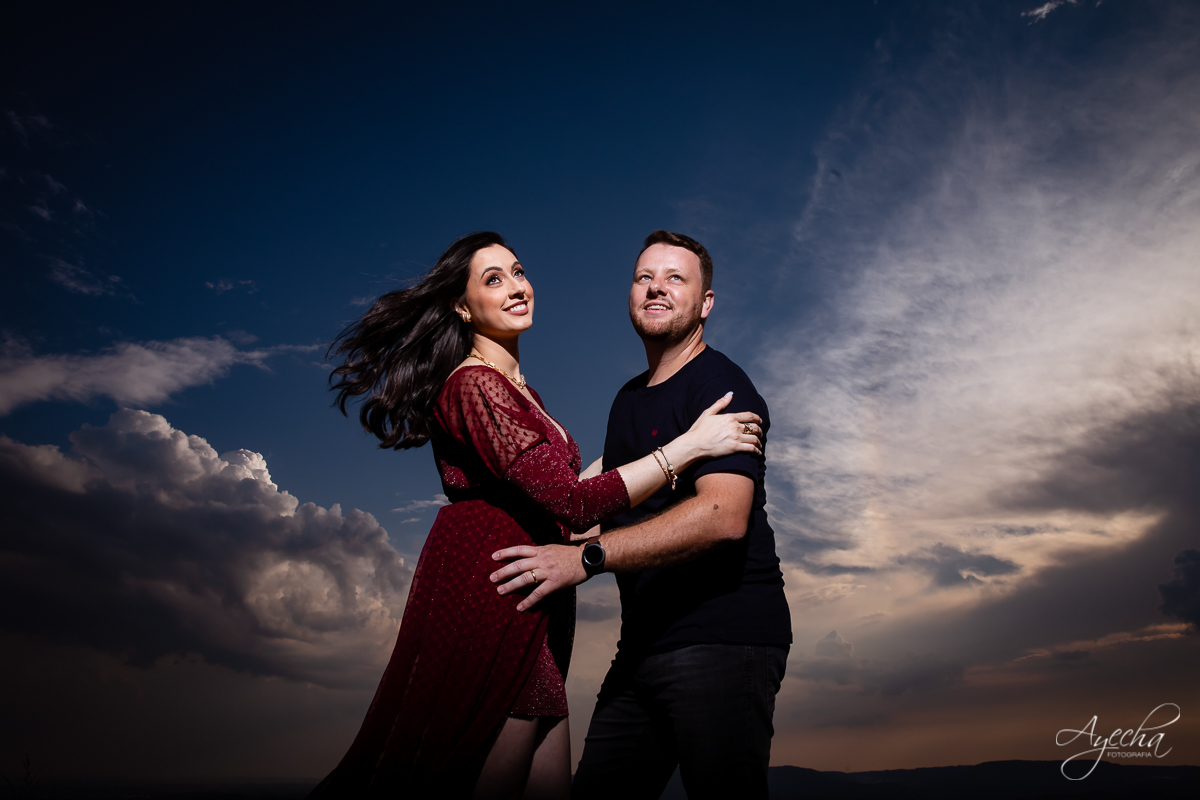 Ensaio de casal; Morro do Cal; Ensaio Campo Largo; Casal Curitiba; Fotografa de casais Curitiba; Fotografa Piraquara; Ensaio romântico; Pré wedding Curitiba; Ensaio pré casamento; Ensaio ao ar livre; Fotografa Curitiba; Inspiração para fotos de casal; 