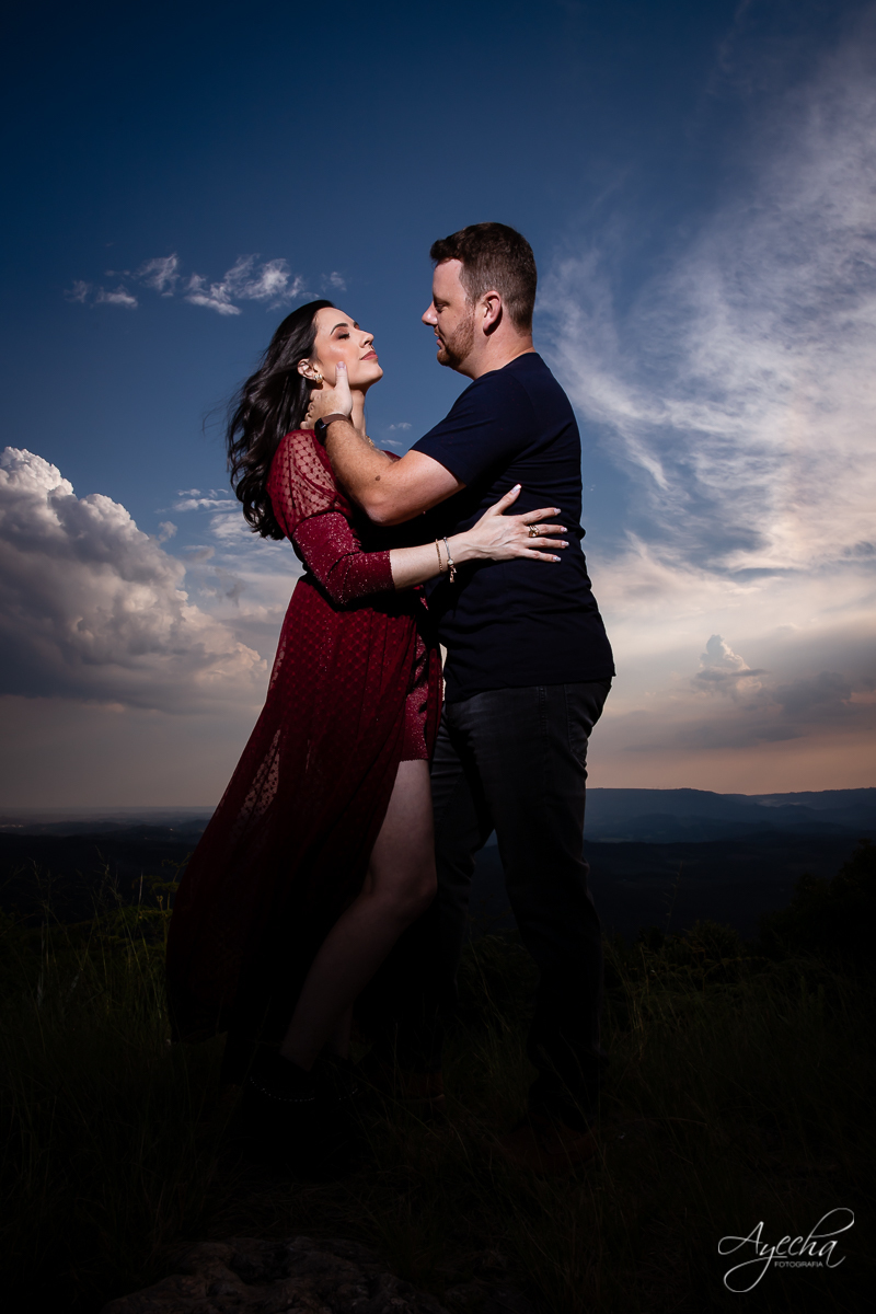 Ensaio de casal; Morro do Cal; Ensaio Campo Largo; Casal Curitiba; Fotografa de casais Curitiba; Fotografa Piraquara; Ensaio romântico; Pré wedding Curitiba; Ensaio pré casamento; Ensaio ao ar livre; Fotografa Curitiba; Inspiração para fotos de casal; 