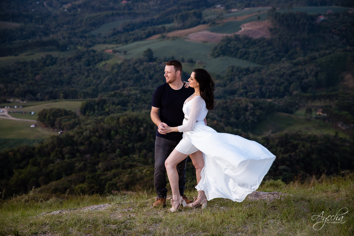 Ensaio de casal; Morro do Cal; Ensaio Campo Largo; Casal Curitiba; Fotografa de casais Curitiba; Fotografa Piraquara; Ensaio romântico; Pré wedding Curitiba; Ensaio pré casamento; Ensaio ao ar livre; Fotografa Curitiba; Inspiração para fotos de casal; 