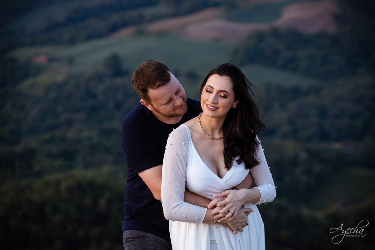 Ensaio de casal; Morro do Cal; Ensaio Campo Largo; Casal Curitiba; Fotografa de casais Curitiba; Fotografa Piraquara; Ensaio romântico; Pré wedding Curitiba; Ensaio pré casamento; Ensaio ao ar livre; Fotografa Curitiba; Inspiração para fotos de casal; 