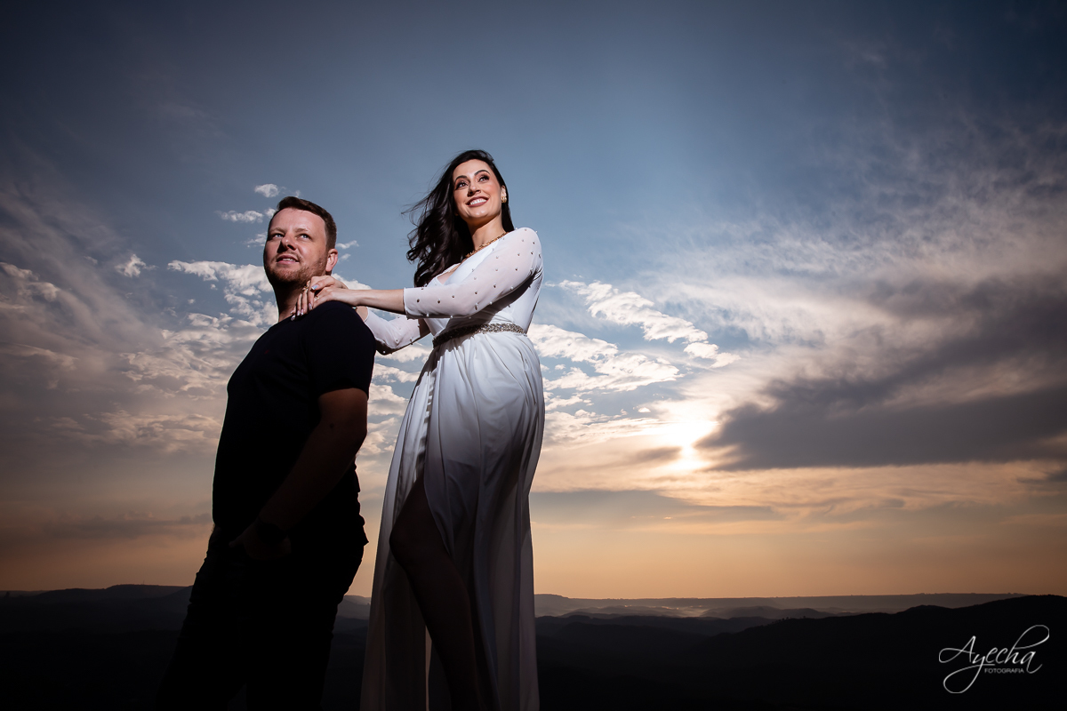 Ensaio de casal; Morro do Cal; Ensaio Campo Largo; Casal Curitiba; Fotografa de casais Curitiba; Fotografa Piraquara;  Pré wedding Curitiba; Ensaio pré casamento; Ensaio ao ar livre; Fotografa Curitiba; Inspiração para fotos de casal; Fotos ao pôr do sol;