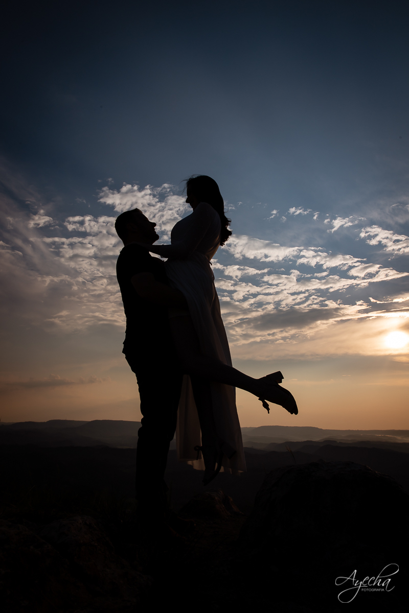Ensaio de casal; Morro do Cal; Ensaio Campo Largo; Casal Curitiba; Fotografa de casais Curitiba; Fotografa Piraquara;  Pré wedding Curitiba; Ensaio pré casamento; Ensaio ao ar livre; Fotografa Curitiba; Inspiração para fotos de casal; Fotos ao pôr do sol;