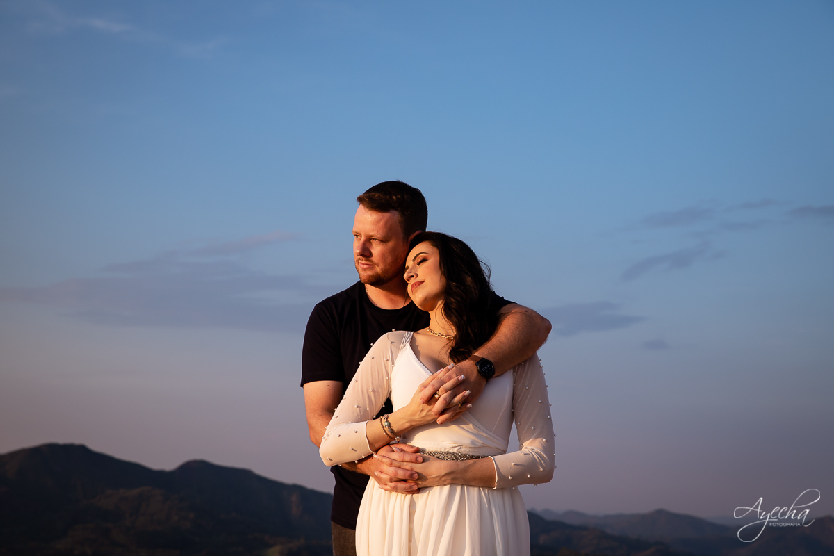 Ensaio de casal; Morro do Cal; Ensaio Campo Largo; Casal Curitiba; Fotografa de casais Curitiba; Fotografa Piraquara;  Pré wedding Curitiba; Ensaio pré casamento; Ensaio ao ar livre; Fotografa Curitiba; Inspiração para fotos de casal; Fotos ao pôr do sol;