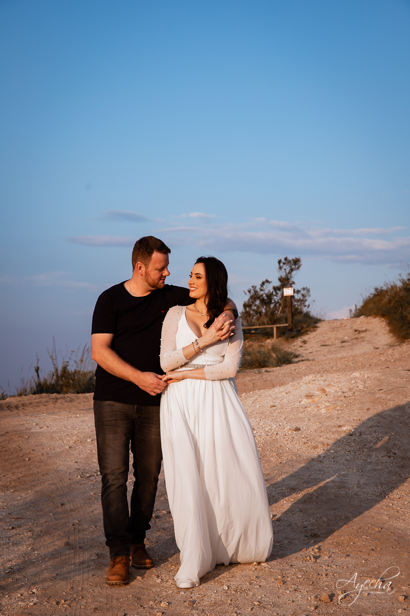 Ensaio de casal; Morro do Cal; Ensaio Campo Largo; Casal Curitiba; Fotografa de casais Curitiba; Fotografa Piraquara;  Pré wedding Curitiba; Ensaio pré casamento; Ensaio ao ar livre; Fotografa Curitiba; Inspiração para fotos de casal; Fotos ao pôr do sol;