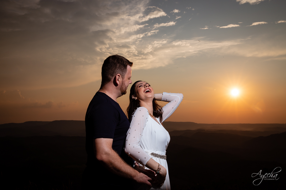 Ensaio de casal; Morro do Cal; Ensaio Campo Largo; Casal Curitiba; Fotografa de casais Curitiba; Fotografa Piraquara;  Pré wedding Curitiba; Ensaio pré casamento; Ensaio ao ar livre; Fotografa Curitiba; Inspiração para fotos de casal; Fotos ao pôr do sol;