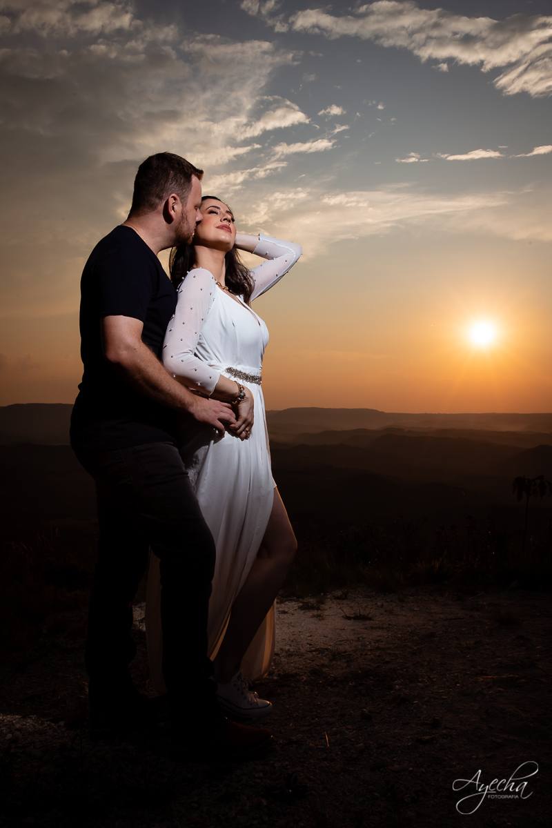 Ensaio de casal; Morro do Cal; Ensaio Campo Largo; Casal Curitiba; Fotografa de casais Curitiba; Fotografa Piraquara;  Pré wedding Curitiba; Ensaio pré casamento; Ensaio ao ar livre; Fotografa Curitiba; Inspiração para fotos de casal; Fotos ao pôr do sol;