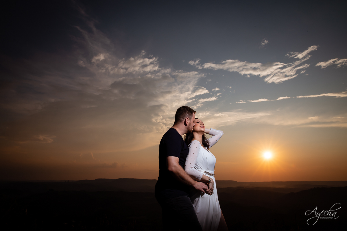 Ensaio de casal; Morro do Cal; Ensaio Campo Largo; Casal Curitiba; Fotografa de casais Curitiba; Fotografa Piraquara;  Pré wedding Curitiba; Ensaio pré casamento; Ensaio ao ar livre; Fotografa Curitiba; Inspiração para fotos de casal; Fotos ao pôr do sol;