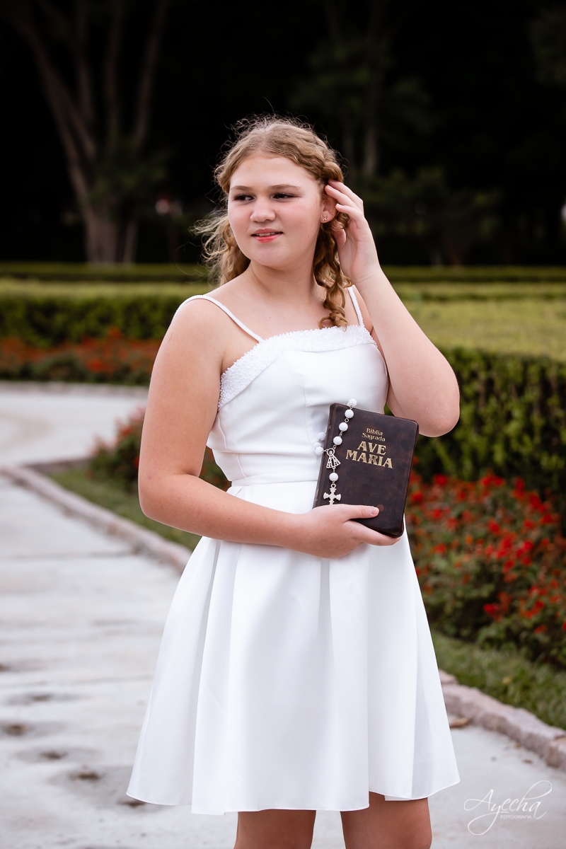 Primeira comunhão; Fotografa Curitiba; Fotos ao ar livre; Inspiração para primeira comunhão; Fotos catolicas; Ensaio de primeira comunhão; Jardim botanico; Fotografa Piraquara; 