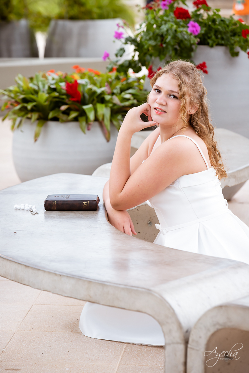 Primeira comunhão; Fotografa Curitiba; Fotos ao ar livre; Inspiração para primeira comunhão; Fotos catolicas; Ensaio de primeira comunhão; Jardim botanico; Fotografa Piraquara; 