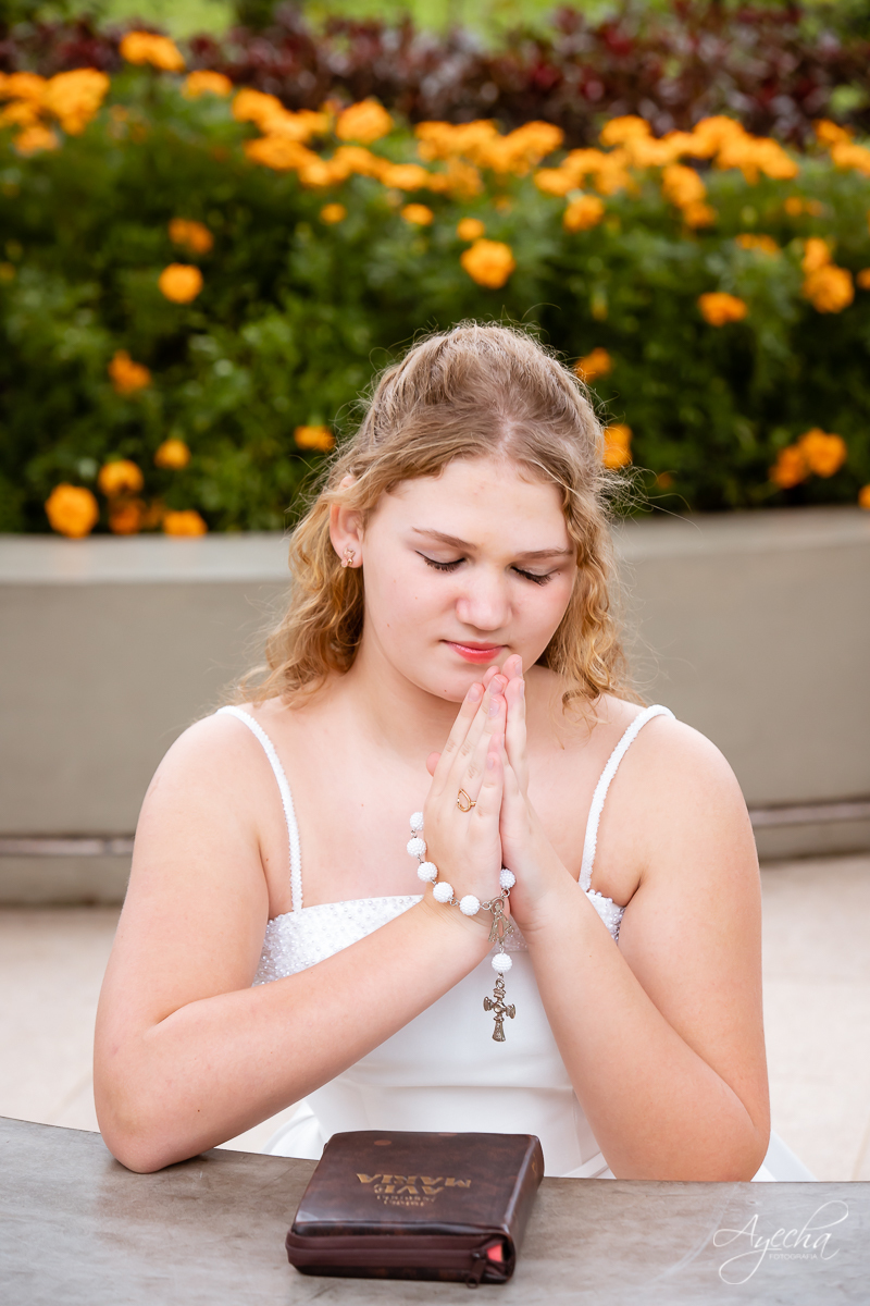 Primeira comunhão; Fotografa Curitiba; Fotos ao ar livre; Inspiração para primeira comunhão; Fotos catolicas; Ensaio de primeira comunhão; Jardim botanico; Fotografa Piraquara; 