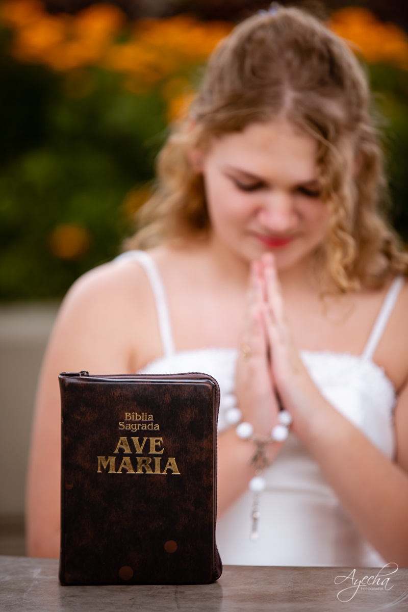 vPrimeira comunhão; Fotografa Curitiba; Fotos ao ar livre; Inspiração para primeira comunhão; Fotos catolicas; Ensaio de primeira comunhão; Jardim botanico; Fotografa Piraquara; 