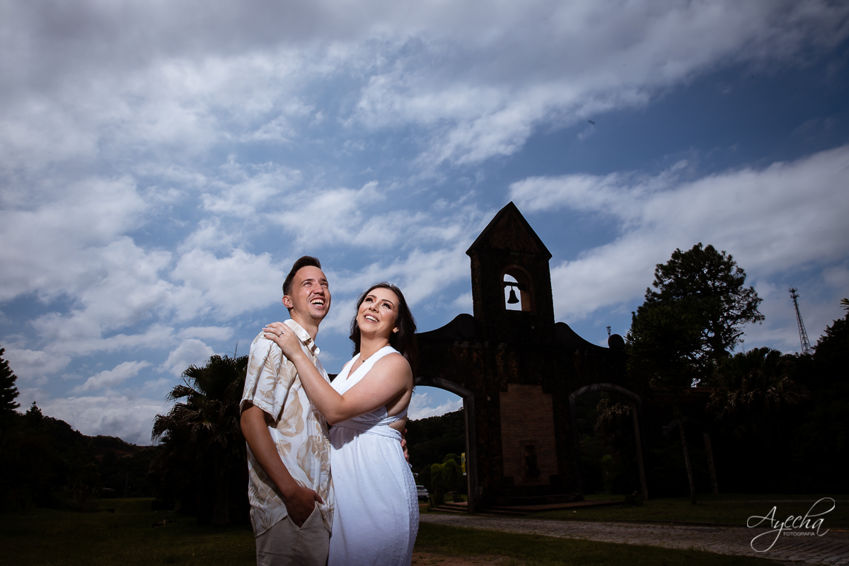 Ensaio de casal; Casal Curitiba; Fotografa de casais Curitiba; Fotografa Piraquara; Ensaio romântico; Pré wedding Curitiba; Ensaio pré casamento; Ensaio ao ar livre; Fotografa Curitiba; Inspiração para fotos de casal; Ensaio em Morretes; Ensaio Antonina; 