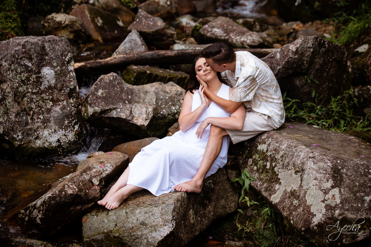 Ensaio de casal; Casal Curitiba; Fotografa de casais Curitiba; Fotografa Piraquara; Ensaio romântico; Pré wedding Curitiba; Ensaio pré casamento; Ensaio ao ar livre; Fotografa Curitiba; Inspiração para fotos de casal; Ensaio em Morretes; Ensaio Antonina; 