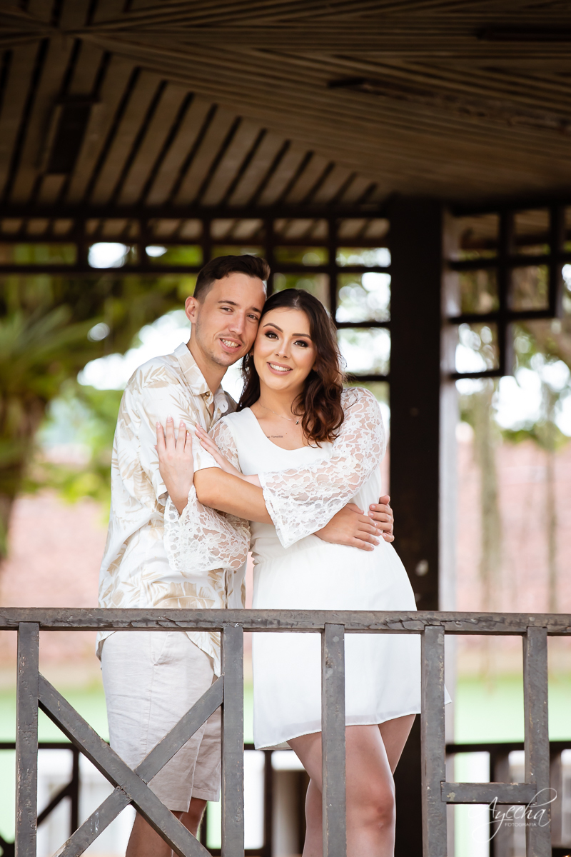 Ensaio de casal; Casal Curitiba; Fotografa de casais Curitiba; Fotografa Piraquara; Ensaio romântico; Pré wedding Curitiba; Ensaio pré casamento; Ensaio ao ar livre; Fotografa Curitiba; Inspiração para fotos de casal; Ensaio em Morretes; Ensaio Antonina; 