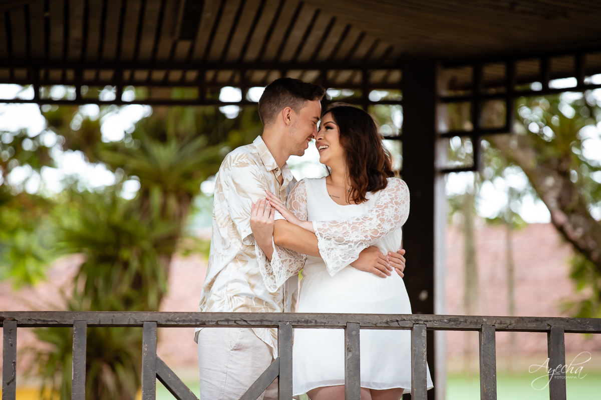 Ensaio de casal; Casal Curitiba; Fotografa de casais Curitiba; Fotografa Piraquara; Ensaio romântico; Pré wedding Curitiba; Ensaio pré casamento; Ensaio ao ar livre; Fotografa Curitiba; Inspiração para fotos de casal; Ensaio em Morretes; Ensaio Antonina; 