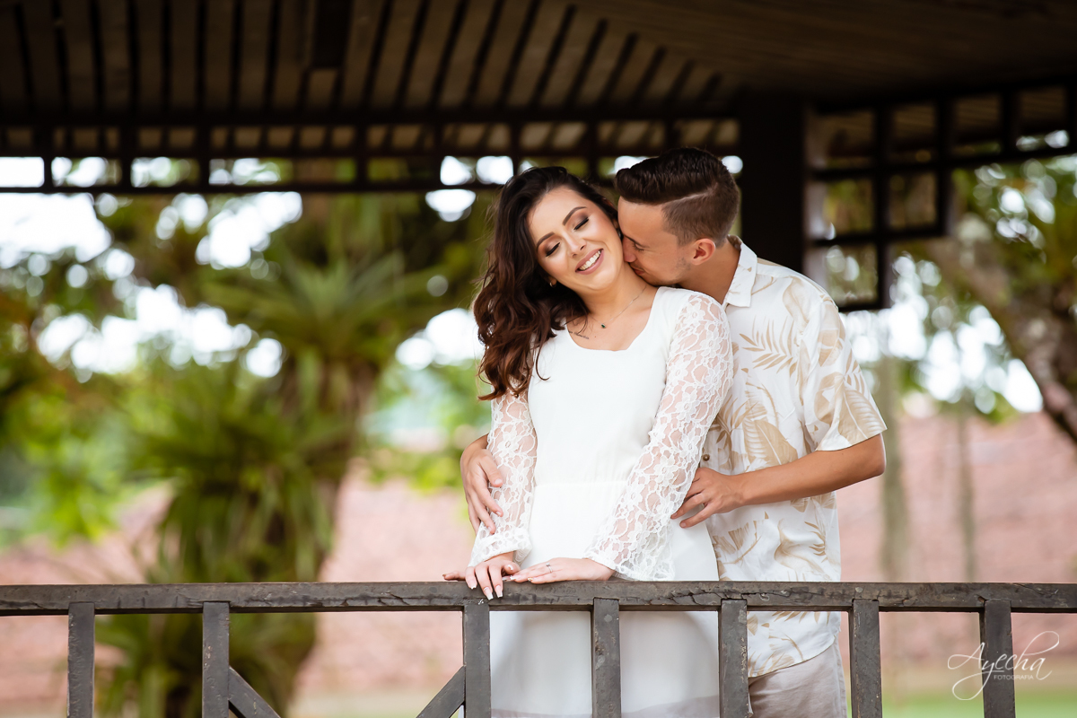 Ensaio de casal; Casal Curitiba; Fotografa de casais Curitiba; Fotografa Piraquara; Ensaio romântico; Pré wedding Curitiba; Ensaio pré casamento; Ensaio ao ar livre; Fotografa Curitiba; Inspiração para fotos de casal; Ensaio em Morretes; Ensaio Antonina; 