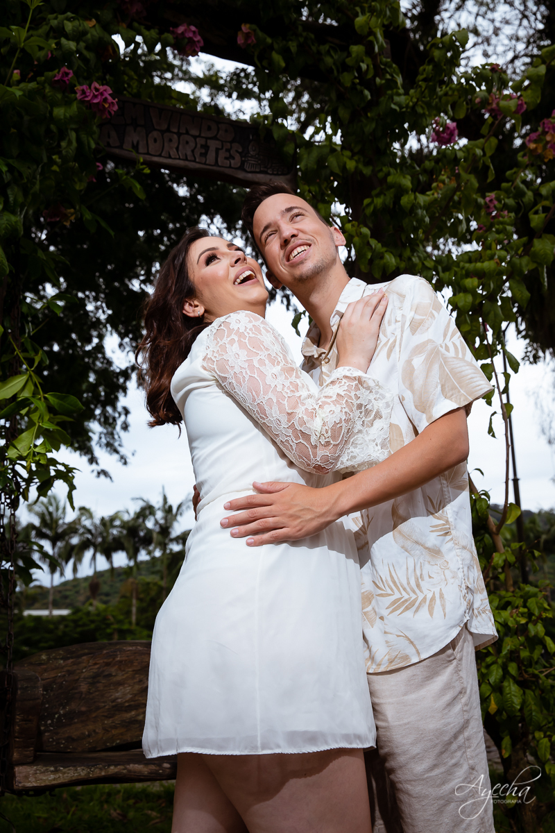 Ensaio de casal; Casal Curitiba; Fotografa de casais Curitiba; Fotografa Piraquara; Ensaio romântico; Pré wedding Curitiba; Ensaio pré casamento; Ensaio ao ar livre; Fotografa Curitiba; Inspiração para fotos de casal; Ensaio em Morretes; Ensaio Antonina; 