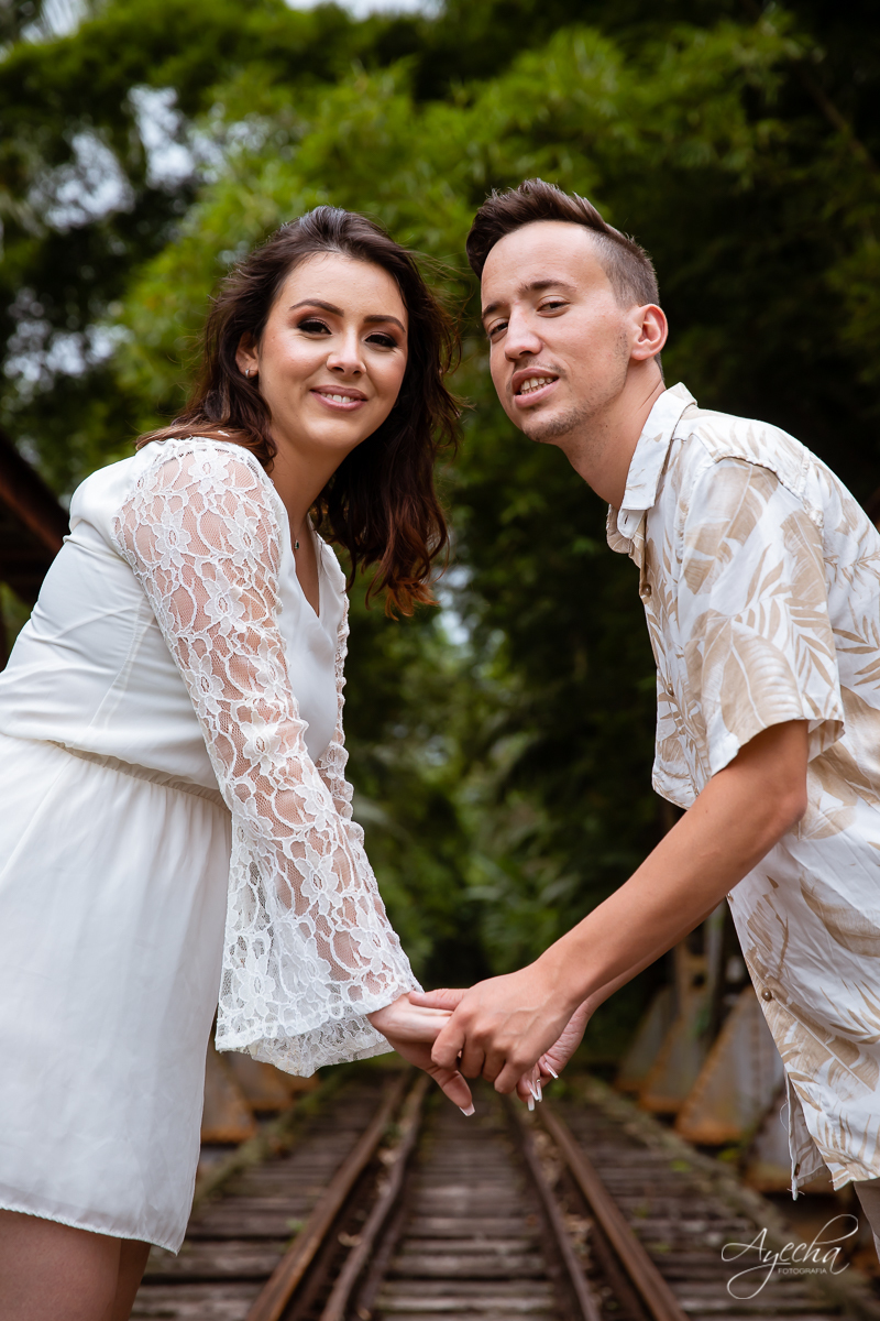 Ensaio de casal; Casal Curitiba; Fotografa de casais Curitiba; Fotografa Piraquara; Ensaio romântico; Pré wedding Curitiba; Ensaio pré casamento; Ensaio ao ar livre; Fotografa Curitiba; Inspiração para fotos de casal; Ensaio em Morretes; Ensaio Antonina; 