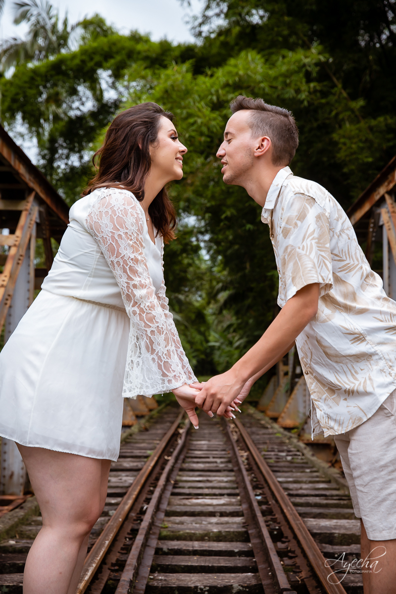 Ensaio de casal; Casal Curitiba; Fotografa de casais Curitiba; Fotografa Piraquara; Ensaio romântico; Pré wedding Curitiba; Ensaio pré casamento; Ensaio ao ar livre; Fotografa Curitiba; Inspiração para fotos de casal; Ensaio em Morretes; Ensaio Antonina; 