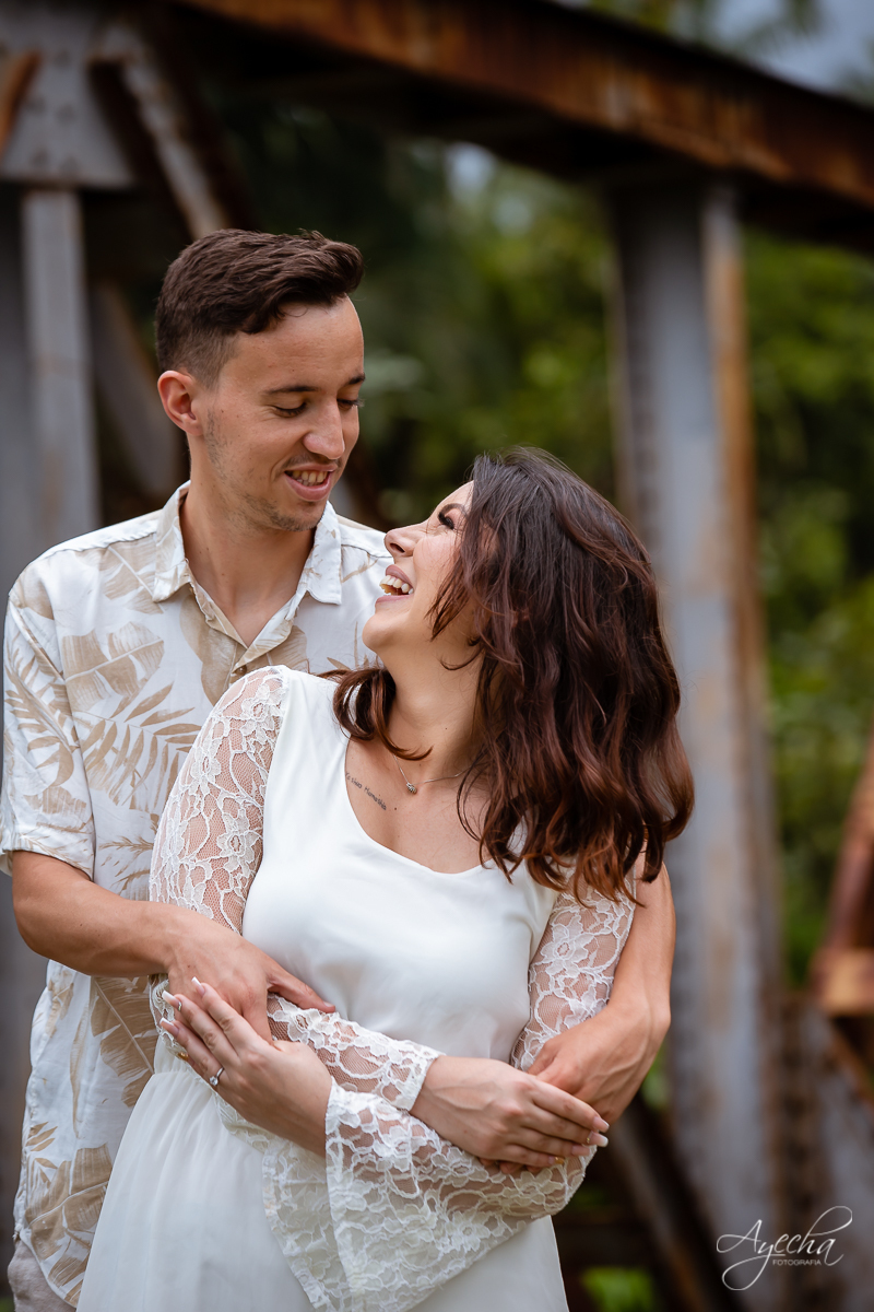 Ensaio de casal; Casal Curitiba; Fotografa de casais Curitiba; Fotografa Piraquara; Ensaio romântico; Pré wedding Curitiba; Ensaio pré casamento; Ensaio ao ar livre; Fotografa Curitiba; Inspiração para fotos de casal; Ensaio em Morretes; Ensaio Antonina; 