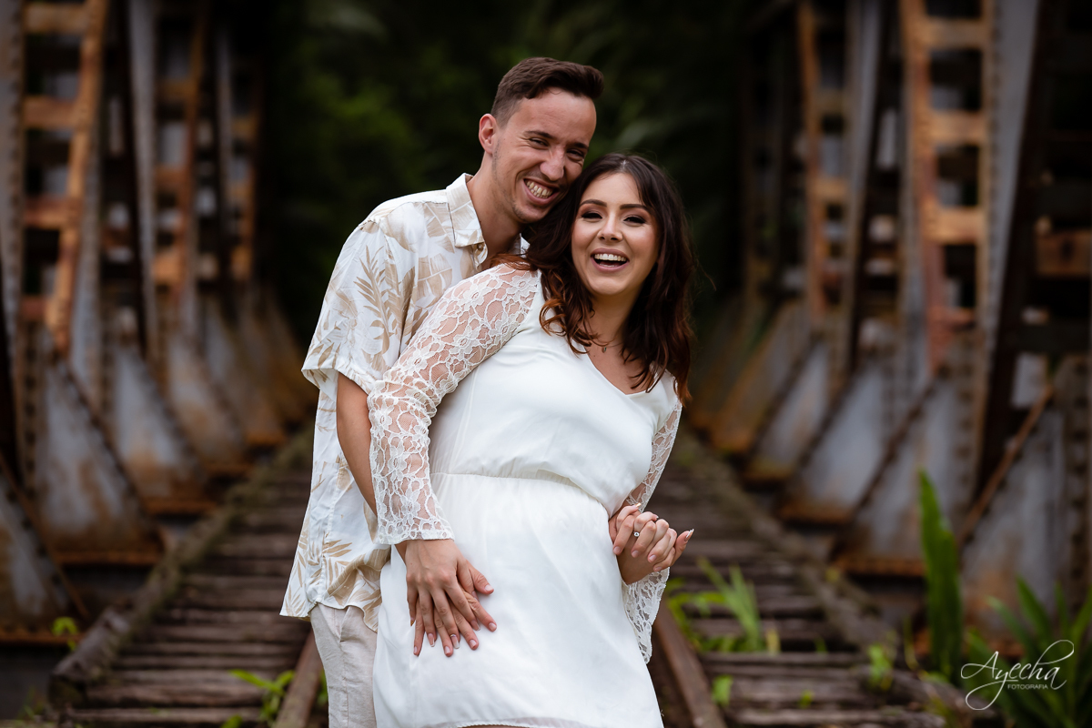 Ensaio de casal; Casal Curitiba; Fotografa de casais Curitiba; Fotografa Piraquara; Ensaio romântico; Pré wedding Curitiba; Ensaio pré casamento; Ensaio ao ar livre; Fotografa Curitiba; Inspiração para fotos de casal; Ensaio em Morretes; Ensaio Antonina; 