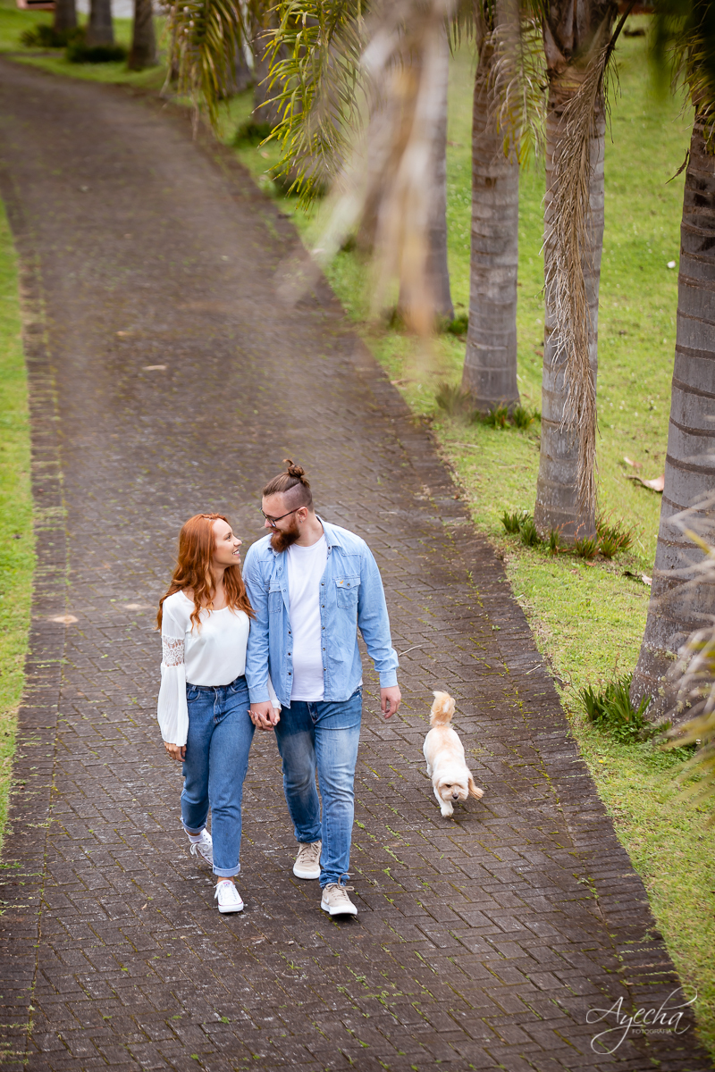 Ensaio de casal; Casal Curitiba; Fotografa de casais Curitiba; Fotografa Piraquara; Ensaio romântico; Pré wedding Curitiba; Ensaio pré casamento; Ensaio ao ar livre; Fotografa Curitiba; Inspiração para fotos de casal; EnsaioTijucas do Sul; Ensaio com pet;