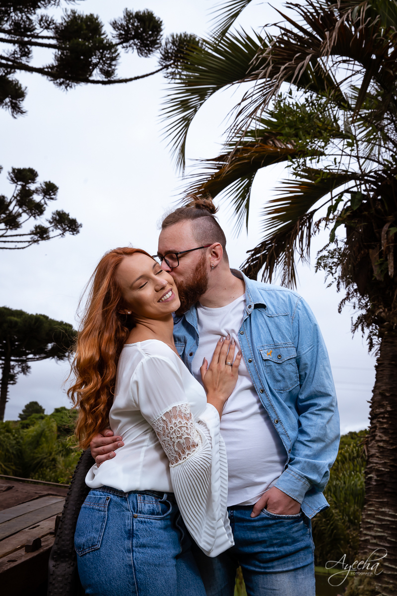 Ensaio de casal; Casal Curitiba; Fotografa de casais Curitiba; Fotografa Piraquara; Ensaio romântico; Pré wedding Curitiba; Ensaio pré casamento; Ensaio ao ar livre; Fotografa Curitiba; Inspiração para fotos de casal; EnsaioTijucas do Sul; 
