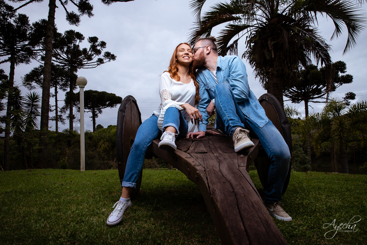 Ensaio de casal; Casal Curitiba; Fotografa de casais Curitiba; Fotografa Piraquara; Ensaio romântico; Pré wedding Curitiba; Ensaio pré casamento; Ensaio ao ar livre; Fotografa Curitiba; Inspiração para fotos de casal; EnsaioTijucas do Sul; 