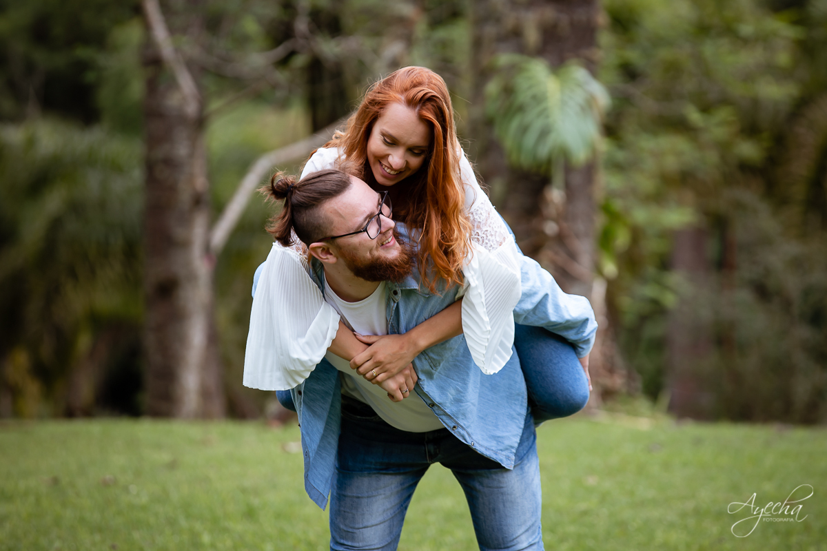 Ensaio de casal; Casal Curitiba; Fotografa de casais Curitiba; Fotografa Piraquara; Ensaio romântico; Pré wedding Curitiba; Ensaio pré casamento; Ensaio ao ar livre; Fotografa Curitiba; Inspiração para fotos de casal; EnsaioTijucas do Sul; 