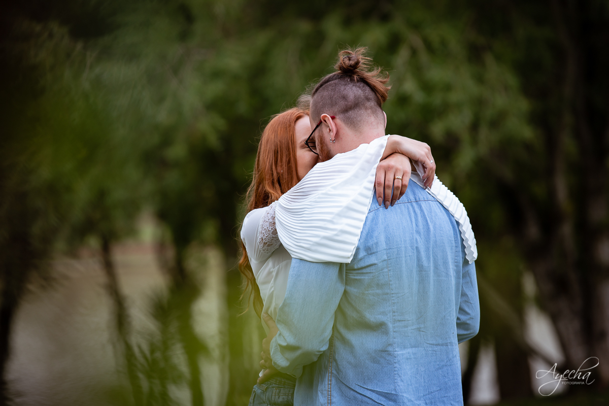 Ensaio de casal; Casal Curitiba; Fotografa de casais Curitiba; Fotografa Piraquara; Ensaio romântico; Pré wedding Curitiba; Ensaio pré casamento; Ensaio ao ar livre; Fotografa Curitiba; Inspiração para fotos de casal; EnsaioTijucas do Sul; 