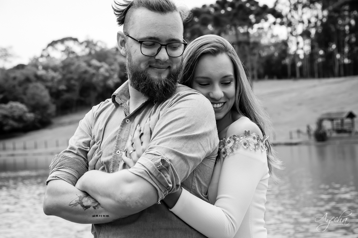 Ensaio de casal; Casal Curitiba; Fotografa de casais Curitiba; Fotografa Piraquara; Ensaio romântico; Pré wedding Curitiba; Ensaio pré casamento; Ensaio ao ar livre; Fotografa Curitiba; Inspiração para fotos de casal; EnsaioTijucas do Sul; 